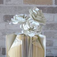 gefaltetes Buch - kleine Vase mit drei Rosen // Buchkunst // Dekoration // Papierblumen // Buchvase Bild 4