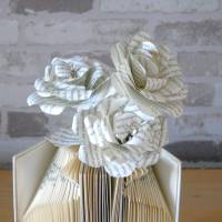 gefaltetes Buch - kleine Vase mit drei Rosen // Buchkunst // Dekoration // Papierblumen // Buchvase Bild 5