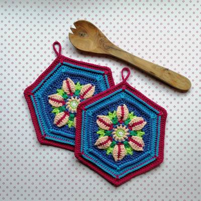 Zweier-Set Topflappen mit wunderschöner plastisch gearbeiteter Blüte aus Baumwolle gehäkelt