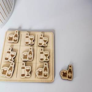 Tic Tac Toe Spiel "Bier & Wein" aus Holz | Brettspiel mit lustigen Figuren | Holzspiele für Erwachsene | Geschen Bild 3