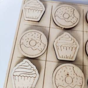 Tic Tac Toe Spiel "Donut & Cupcake" aus Holz | Brettspiel mit süßen Figuren | Holzspiele für Familie | Geschenke Bild 3