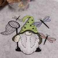 bestickter großer Untersetzer hell "Gnome mit Libellen" Bild 2
