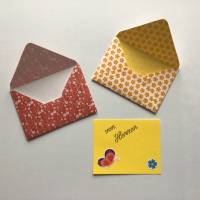 Briefumschläge klein mit Muster, 5 Stück, Mini-Kuverts 9 cm x 6,5 cm, rot-weiß oder gelb-orange mit Blümchen, Bild 1