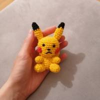 Pokemon Pikachu gehäkelt als Kuscheltier, Spielzeug, Fanartikel und Anhänger Bild 1