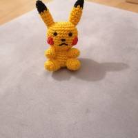 Pokemon Pikachu gehäkelt als Kuscheltier, Spielzeug, Fanartikel und Anhänger Bild 3
