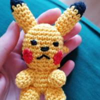 Pokemon Pikachu gehäkelt als Kuscheltier, Spielzeug, Fanartikel und Anhänger Bild 4