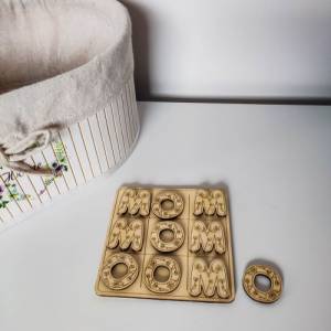 Tic Tac Toe Spiel "MOM" aus Holz | Brettspiel mit süßen Figuren | Holzspiele für Familie | Geschenke für Mütter Bild 1
