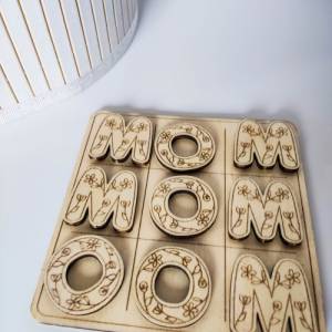 Tic Tac Toe Spiel "MOM" aus Holz | Brettspiel mit süßen Figuren | Holzspiele für Familie | Geschenke für Mütter Bild 3