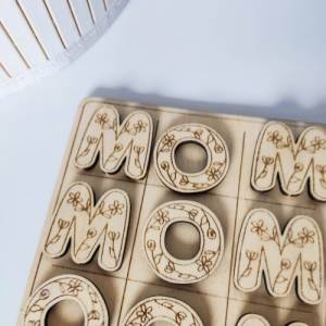 Tic Tac Toe Spiel "MOM" aus Holz | Brettspiel mit süßen Figuren | Holzspiele für Familie | Geschenke für Mütter Bild 4