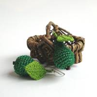 Ohrringe Birne grün glitzernd mit Blatt sehr fein aus Baumwolle gehäkelt mit Silber-Ohrhaken Bild 1