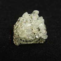 Bergkristall-Ring gehäkelt aus Silberdraht mit eingefügten Edelsteinen Bild 1