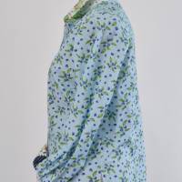 Damen Hemdbluse | Blaue Beeren auf Himmelblauer Stoff || Bild 2