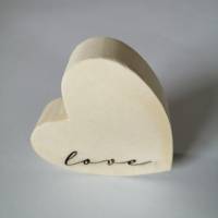 Love auf einem Holzherz, Spruchschild Herz, Dekoherz Bild 2