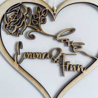 Personalisiertes Holzherz als Hochzeitsdekoration oder Geschenk zum Valentinstag, Herz mit Rose Love und Namen Bild 2