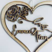Personalisiertes Holzherz als Hochzeitsdekoration oder Geschenk zum Valentinstag, Herz mit Rose Love und Namen Bild 4