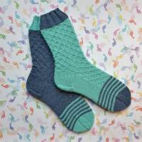 Socken Größe 40-41 mit hübschen Strukturmuster und Ringel und mal anders gestrickt Bild 1
