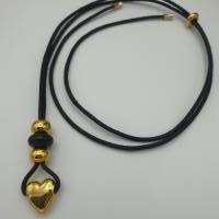 Lange Leder-Halskette in schwarz-gold mit Herz, 90 cm lang mit Schiebeverschluss Bild 3