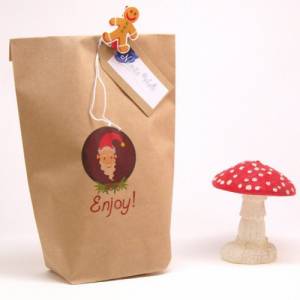 Set Geschenktüte Wichtel Enjoy Tüte aus Kraftpapier mit Kordel in rot-weiß und Geschenkanhänger aus Papier Bild 1