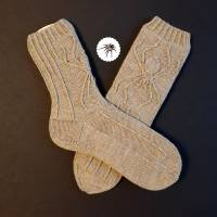 Spider-Socken Größen 38 bis 43 mit eingearbeitetem Spinnen-Relief in warmen Grau für Frau oder Mann gestrickt Bild 1