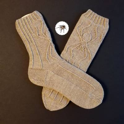 Spider-Socken Größen 38 bis 43 mit eingearbeitetem Spinnen-Relief in warmen Grau für Frau oder Mann gestrickt
