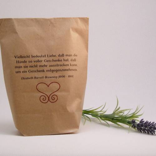 Geschenktüten-Set mit Spruch Vielleicht bedeutet Liebe... von E. Barrett-Browning mit Geschenkanhänger aus Papier und Ko