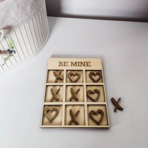 Tic Tac Toe Spiel aus Holz | Brettspiel mit Herzen | Holzspiele für Paare | Geschenke für Valentinstag Bild 1