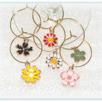 6 Glasmarker Blumen Emaille, Glasmarkierer goldfarben bunt, Weinglasringe Bild 1