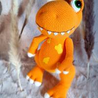 Handgefertigtes gehäkeltes Kuscheltier T-Rex Dino aus Baumwolle, Geschenk zu Ostern Geburtstag, Schuleinführg für Kinder Bild 1