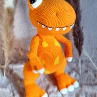 Handgefertigtes gehäkeltes Kuscheltier T-Rex Dino aus Baumwolle, Geschenk zu Ostern Geburtstag, Schuleinführg für Kinder Bild 2