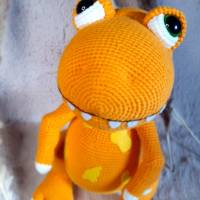 Handgefertigtes gehäkeltes Kuscheltier T-Rex Dino aus Baumwolle, Geschenk zu Ostern Geburtstag, Schuleinführg für Kinder Bild 4