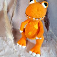 Handgefertigtes gehäkeltes Kuscheltier T-Rex Dino aus Baumwolle, Geschenk zu Ostern Geburtstag, Schuleinführg für Kinder Bild 5