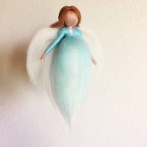 Kleiner gefilzter Engel aus Märchenwolle Bild 2
