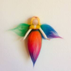 Regenbogenfee aus Märchenwolle Bild 2