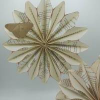 Dekorativer Papier-Blüten-Hänger 2er-Set aus alten Büchern Bild 4