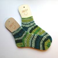 Socken Größe 36-37 aus Verlaufsgarn mit hübschen Lochmusterstreifen gestrickt Bild 1