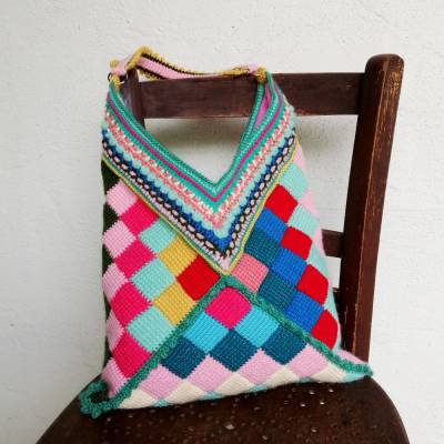 Häkeltasche hippes Täschchen Boho mit tunesian Karos und reich gemusterter Abschluss-Borte gehäkelt mit Innenfutter