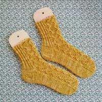 Socken Größe 40-41 aus melierter Naturwolle plastikfrei mit feinem Rebenmuster gestrickt Bild 1