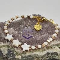 Schönes Perlmutt Perlenarmband mit Hämatit Sterne, Herzversschluss und Herz Charm, goldfarben Bild 2