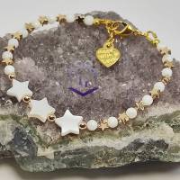 Schönes Perlmutt Perlenarmband mit Hämatit Sterne, Herzversschluss und Herz Charm, goldfarben Bild 4