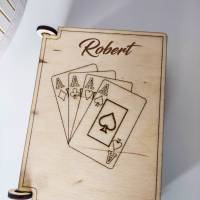 Personalisiertes Spielkarten-Etui aus Holz für Pokerkarten | Kartenspiele Aufbewahrungsbox mit Namen | Poker Zubehör Bild 3