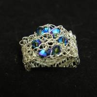 Silberring gehäkelt aus Draht mit funkelnden blauen böhmischen Kristallen Bild 1