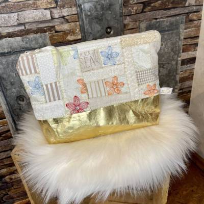 Kulturtasche, cemeweiß-gold im Patchwork-Stil kombiniert mit waschbarem Papier