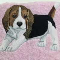 Handtuch mit einem Beagle / Hund Motiv bestickt / Tolle Geschenkidee / Personalisiert mit Namen Bild 1