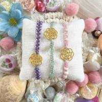 La Fleur - Makramee-Armbänder mit goldfarbener Blume und Rocailles in Frühlingsfarben Bild 1