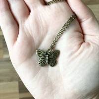 Le Papillon - Messingfarbene Halskette mit Schmetterling Bild 3