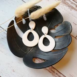 Große Ohrringe Weiß, ovale Ohrringe, Polymer Clay Ohrringe mit Stecker, weiße Statement Ohrringe Bild 1