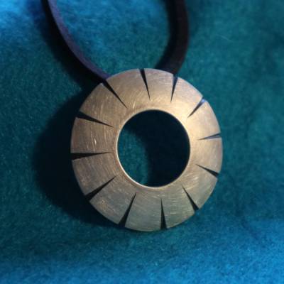 großer Silberanhänger mit Zackenmuster