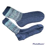 Wollsocken handgestrickt, Socken in Gr. 42/43 mit einem Mini Zopfmuster in Blautöne, Haussocken, Kuschelsocken Bild 1