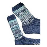 Wollsocken handgestrickt, Socken in Gr. 42/43 mit einem Mini Zopfmuster in Blautöne, Haussocken, Kuschelsocken Bild 2