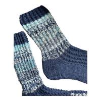 Wollsocken handgestrickt, Socken in Gr. 42/43 mit einem Mini Zopfmuster in Blautöne, Haussocken, Kuschelsocken Bild 4